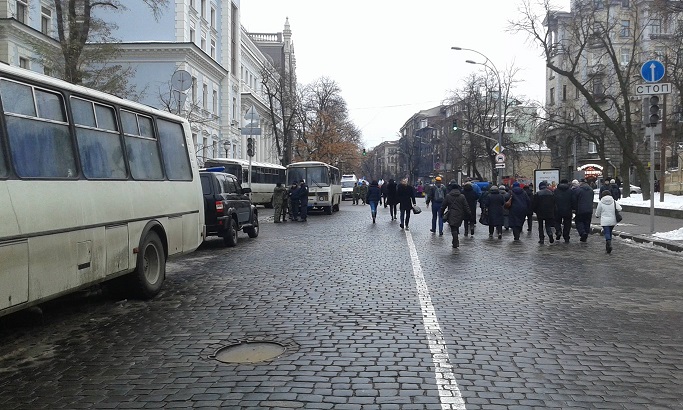 Протесты в Киеве: у Нацбанка сегодня митингует около 500 человек